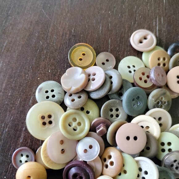 Vintage To Modern Button Lot Brown Tan Beige Plastic Celluloid Bakelite Round - Picture 4 of 7